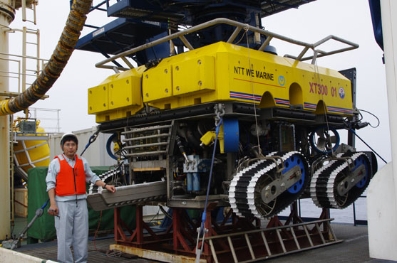 2013年7月9日　水中ロボット「ROV」でケーブルの点検と埋設を行います。人と比べるととても大きいです。