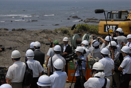 2013年7月9日　着工式の後は陸揚げ地へ移動し、陸揚げ工事の見学会を行いました。