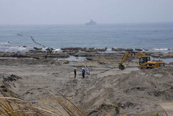 2013年7月9日　沖合いの敷設船「すばる」から海底ケーブルが南房総市に引き揚げられます。