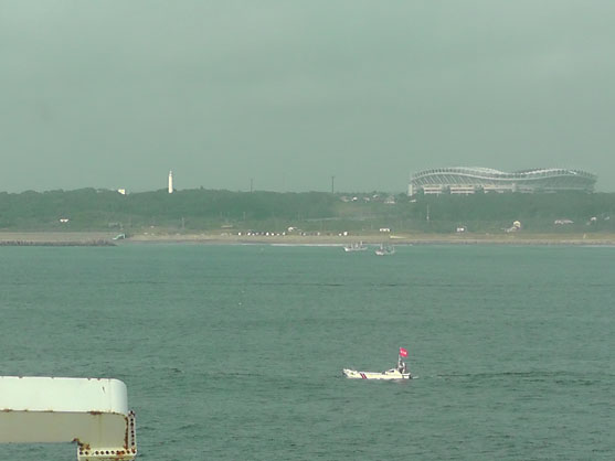 2013年8月6日　今日は茨城県鹿嶋市での海底ケーブルの陸揚げ作業の日でしたが、波が高いため延期となりました。