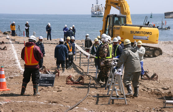 2014年4月20日　海底ケーブルを移動するだけでも大変です。