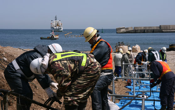 2014年4月20日11時過ぎ　陸揚げ時の海底ケーブルの保護シールを剥がしています。