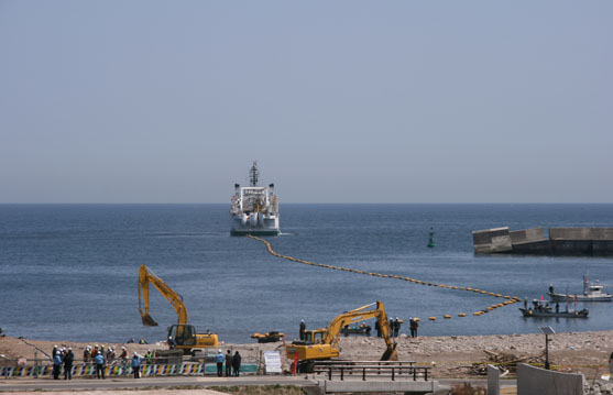 2014年4月20日　波も穏やかで今日は順調に作業が進んでいます。晴れていますがとても寒いです。