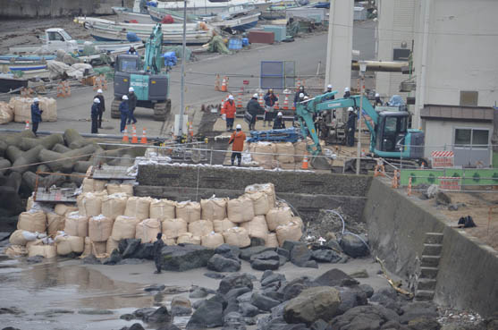 2015年2月21日　陸上では重機を使ってどんどんロープを巻き取っています。